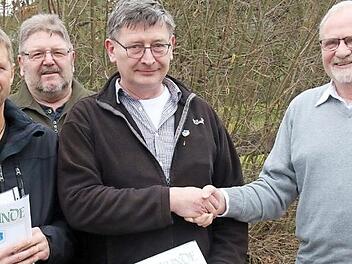 Ehrung für 25-jährige Mitgliedschaft beim Fischereiverein Großheirath (von links): Frank Leistner, Zweiter Vorsitzender Volker Griebel, Günther Präcklein, Vorsitzender Gerhard Kanzler  Foto: Michael Stelzner