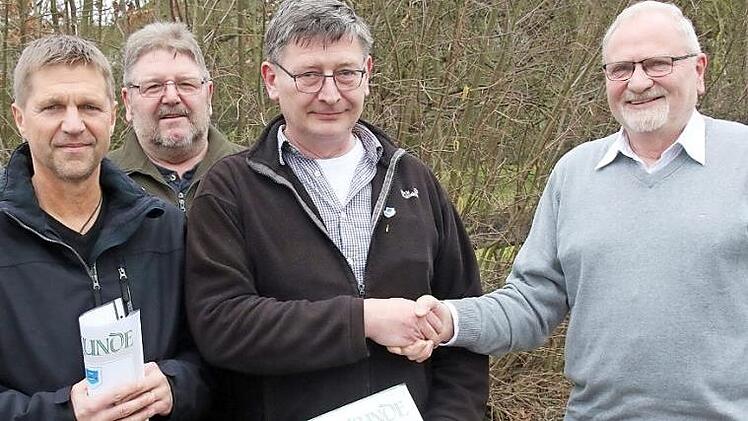 Ehrung für 25-jährige Mitgliedschaft beim Fischereiverein Großheirath (von links): Frank Leistner, Zweiter Vorsitzender Volker Griebel, Günther Präcklein, Vorsitzender Gerhard Kanzler  Foto: Michael Stelzner