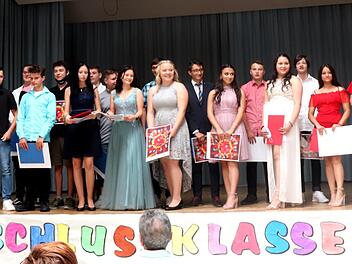 Alle 19 Absolventen der Mittelschule Mühlhausen bekamen ihre Zeugnisse verliehen. Fotos: Blum