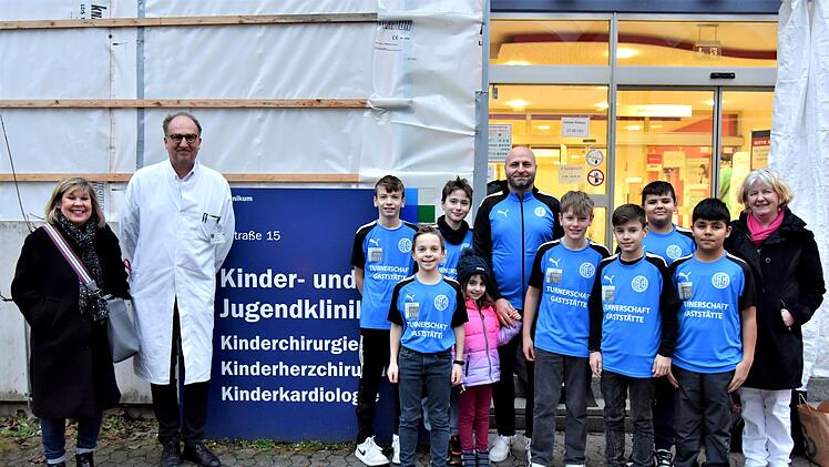 Nachwuchsfußballer spenden an Erlanger Kinderklinik - auch Spielsachen übergeben
