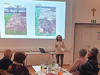 Referentin Aurelia Fellbrich erklärt den Anbau von Gemüse im eigenen Garten.