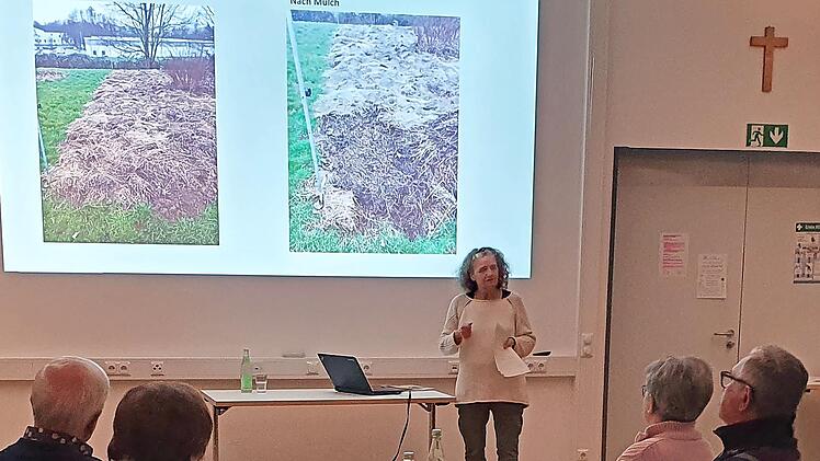 Referentin Aurelia Fellbrich erklärt den Anbau von Gemüse im eigenen Garten.