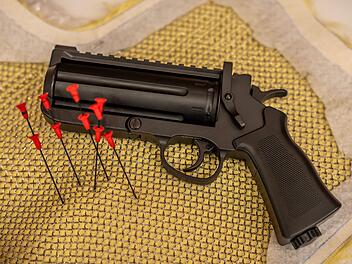 Nadelrevolver und Taser im Innenministerium