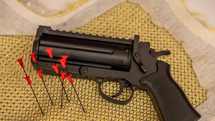 Nadelrevolver und Taser im Innenministerium