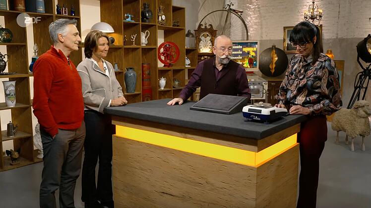 "Ui, das ist aber ein dezentes Steinchen", staunte Lichter, als er den hochkar&auml;tigen Anh&auml;nger auf der Waage von Expertin Heide Rezepa-Zabel erblickte. Andrea und Karsten aus Kuddew&ouml;rde hatten f&uuml;r den Erbschmuck jedenfalls "keine Verwendung". Die Verk&auml;uferin erinnerte sich aber gerne daran, wie ihre Gro&szlig;mutter den Schmuck immer getragen hatte.