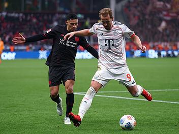 Bayer Leverkusen trifft im Halbfinale des DFB-Pokals auf Bayern M&uuml;nchen - ein echtes Topspiel! Im Bild: Leverkusens Ezequiel Fernandez (links) und Bayern-St&uuml;rmer Harry Kane bei der letzten Bundesliga-Begegnung der beiden Teams im M&auml;rz.