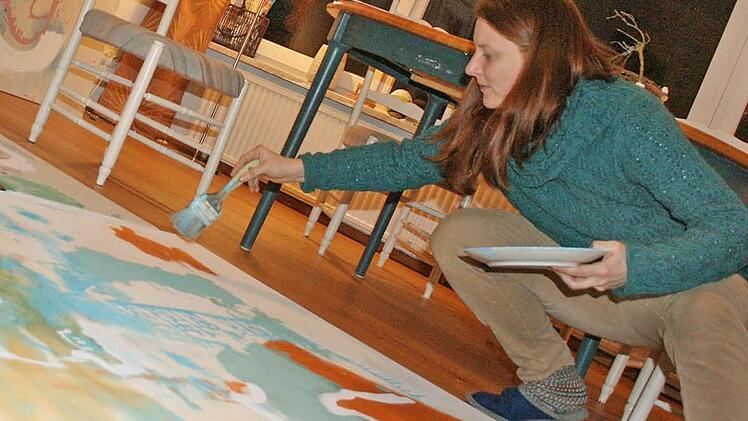 Lisa Stöhr muss derzeit noch in ihrem Wohnzimmer malen. Sie sucht nach einem eigenen Atelier mit großen Räumen.  Fotos: Vanessa Schneider