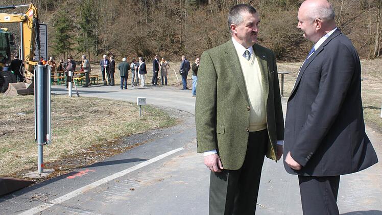 Der Judenbacher Bürgermeister Albrecht Morgenroth und sein Tettauer Kollege Peter Ebertsch freuen sich über den Straßenausbau. Fotos: Schadeck