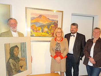 "Bilder der Rhön" von Heinz Kistler werden bis zu Ende Juni im Bruder-Franz-Haus auf dem Kreuzberg ausgestellt. Zur Vernissage kamen (von links) der Sohn des verstorbenen Künstlers, Klaus Kistler, der das Bild "Rhönmutter" präsentiert, die Kulturmanagerin des Landkreises Rhön-Grabfeld, Astrid Hedrich-Scherpf, und der Direktor der Kunsthalle Schweinfurt, Erich Schneider, auf den Kreuzberg. Ein Dank ging an Carmen Zinßler-Maul vom Bruder-Franz-Haus für das Engagement um die Ausstellung.  Foto: ...