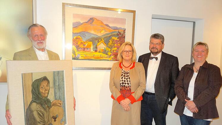 "Bilder der Rhön" von Heinz Kistler werden bis zu Ende Juni im Bruder-Franz-Haus auf dem Kreuzberg ausgestellt. Zur Vernissage kamen (von links) der Sohn des verstorbenen Künstlers, Klaus Kistler, der das Bild "Rhönmutter" präsentiert, die Kulturmanagerin des Landkreises Rhön-Grabfeld, Astrid Hedrich-Scherpf, und der Direktor der Kunsthalle Schweinfurt, Erich Schneider, auf den Kreuzberg. Ein Dank ging an Carmen Zinßler-Maul vom Bruder-Franz-Haus für das Engagement um die Ausstellung.  Foto: ...