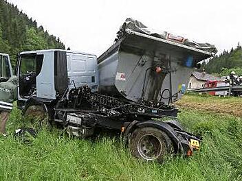 Völlig verdreht kam der Lkw auf der Wiese zum Stehen.  Foto: Hendrik Steffens