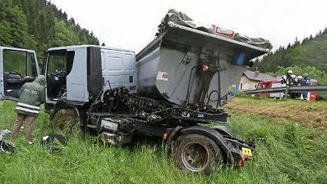 Völlig verdreht kam der Lkw auf der Wiese zum Stehen.  Foto: Hendrik Steffens