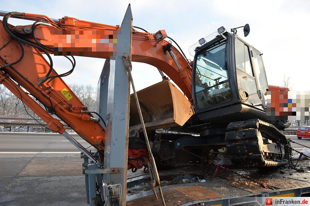 Lkw-Unfall auf A70: Bagger kippt auf Fahrbahn
