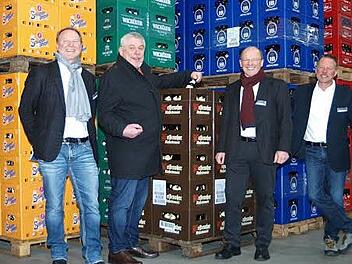 Peter Sagasser erläuterte OB Norbert Tessmer zusammen mit seinen Brüdern Michael und Thomas Sagasser (von links) die Abläufe im 10 000-Quadratmeter-Lager.Foto: Christoph Winter