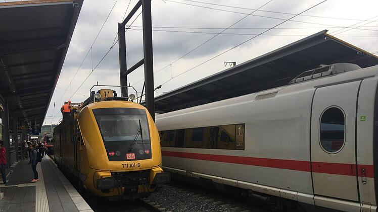 Am W&uuml;rzburger Bahnhof ist am Sonntagabend eine Oberleitung besch&auml;digt worden. Zeitweise kam der Zugverkehr komplett zum erliegen  Foto: NEWS5 / DESK