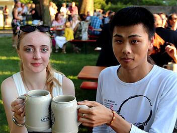 Auch Chen Shixuan aus Shanghai (wohnhaft im Seeside) und Sinéad Price aus Castlebar waren von dem Fest begeistert. Foto: Johanna Blum