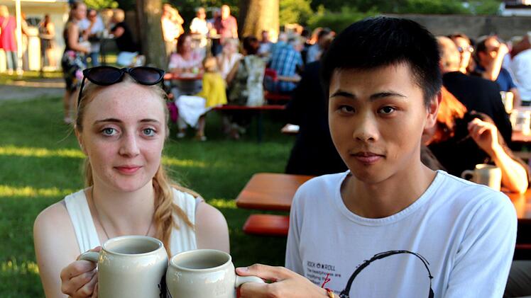 Auch Chen Shixuan aus Shanghai (wohnhaft im Seeside) und Sinéad Price aus Castlebar waren von dem Fest begeistert. Foto: Johanna Blum