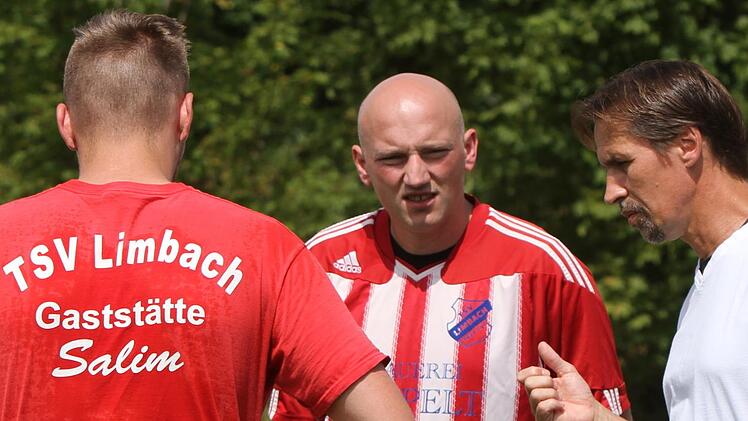 Spielertrainer Ingo Stößel (rechts) gibt seinen Spielern noch individuelle Tipps mit auf den Weg.