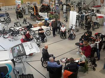 Hunderte von Mobilitätshilfen konnten in der großen Ausstellungshalle nicht nur besichtigt, sondern auch ausprobiert werden. Für die Gästegruppe aus der Rhön war in Frankfurt ein spezieller Besuchstermin mit individueller Beratung arrangiert worden.  Fotos: Rolf Pralle