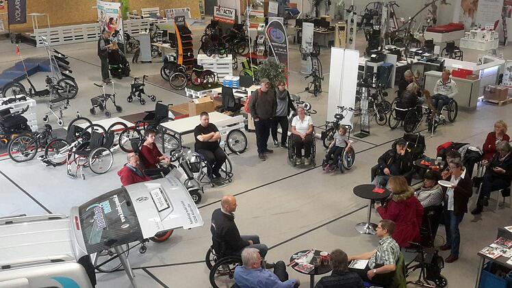Hunderte von Mobilitätshilfen konnten in der großen Ausstellungshalle nicht nur besichtigt, sondern auch ausprobiert werden. Für die Gästegruppe aus der Rhön war in Frankfurt ein spezieller Besuchstermin mit individueller Beratung arrangiert worden.  Fotos: Rolf Pralle
