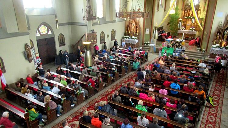 Am Samstag fand die Einweihung der Außenanlage des Kindergartens St. Josef statt. In der dicht gefüllten Pfarrkirche begeisterten die Kinder mit einem vollen Programm und bekamen reichlich Beifall. Pfarrer Diter Glaeser nahm dann die kirchliche Segnung vor. Foto: Horst Habermann