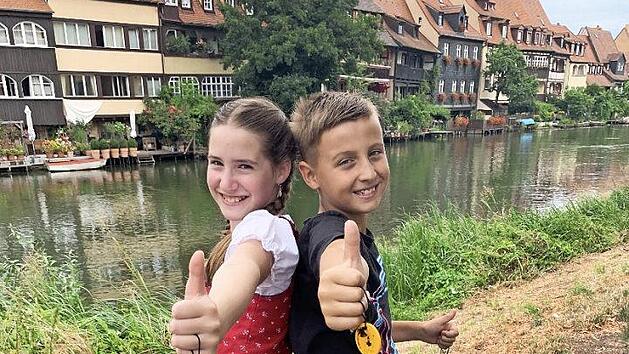 Auch diese beiden wollen mit dem Verkauf des Festabzeichens ihr Taschengeld aufbessern. Foto: p