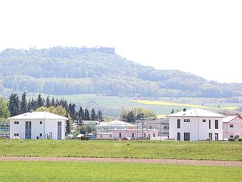 Vielerorts werden Neubaugebiete ausgewiesen, statt innerorts zu verdichten. Das ist dem Bezirksheimatpfleger ein Dorn im Auge. Im Bild: die entstehende Neubausiedlung in Reundorf, im Hintergrund der Staffelberg. Foto: Matthias Einwag
