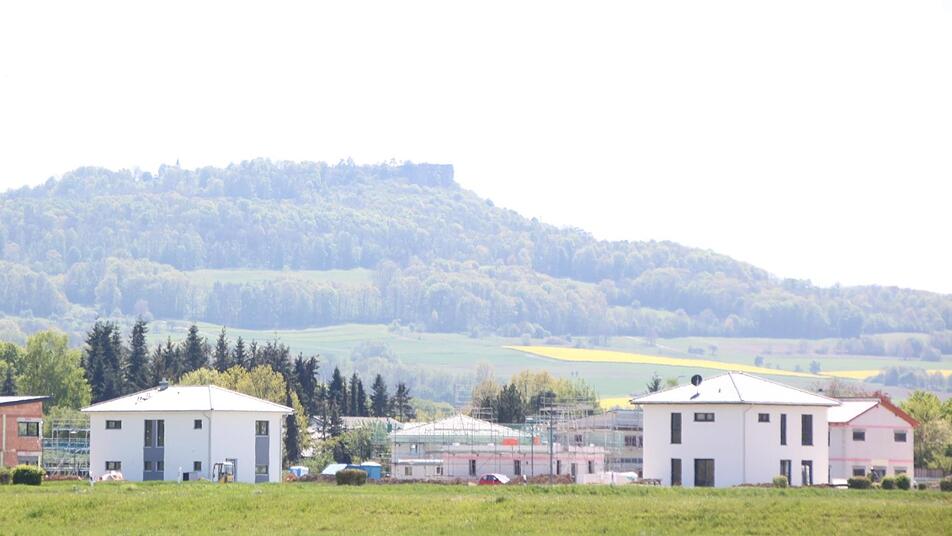 Vielerorts werden Neubaugebiete ausgewiesen, statt innerorts zu verdichten. Das ist dem Bezirksheimatpfleger ein Dorn im Auge. Im Bild: die entstehende Neubausiedlung in Reundorf, im Hintergrund der Staffelberg. Foto: Matthias Einwag