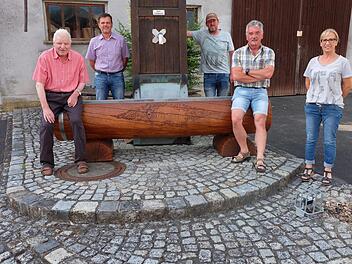 Eine feierliche Einweihung des Theinfelder Dorfbrunnens wurde aufgrund der aktuellen Corona-Situation nicht durchgeführt. Für ihren Einsatz bekamen die Helfer Matthias und Norbert Geier sowie Josef und Andreas Schmitt  je ein Weinpräsent. Bürgermeisterin Judith Dekant freute sich über  deren Engagement. Foto: Philipp Bauernschubert