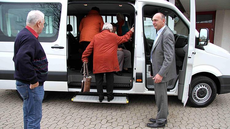 Die Anschaffung des Bürgerbusses war mit eine Initiative von Bürgermeister Heinrich Süß. Foto: Richard Sänger