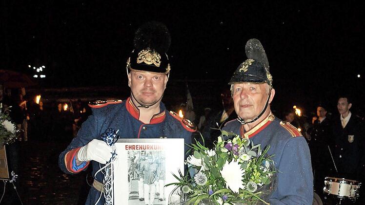 Bruno Hahn (rechts) wird von Hauptmann Christopher Zeuß nach über 55 Jahren verabschiedet und geehrt.