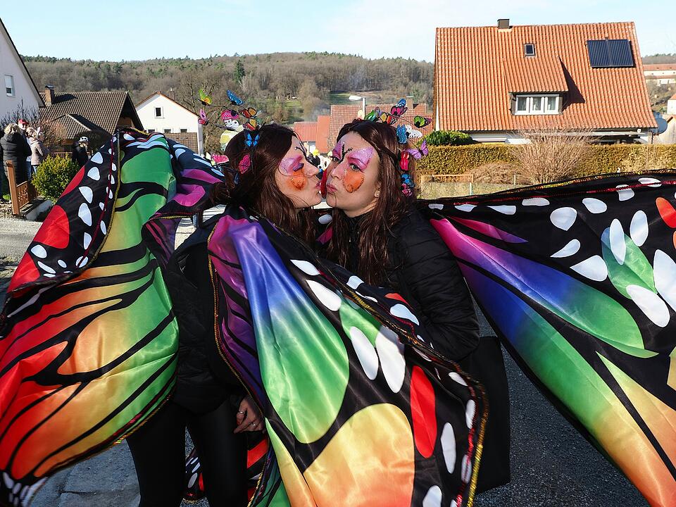 Buntes Faschingstreiben lockte tausende Besucher an.