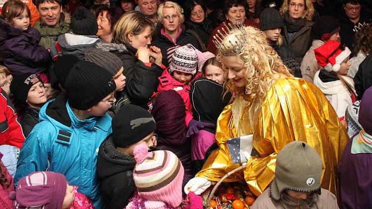 Christkind 2011: Nach ihrem Prolog verteilte Vanessa Schmuck Süßigkeiten.  Foto:  Andreas Dorsch
