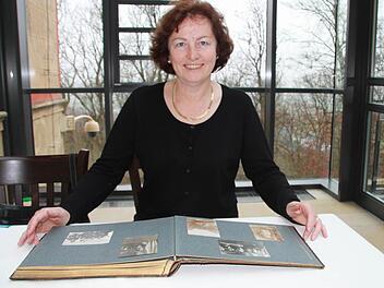 Renate Höpfinger hat  ein Fotoalbum aus dem Nachlass des Arztes Fritz Lamprecht nach Kloster Banz mitgebracht. Foto:  Matthias Einwag