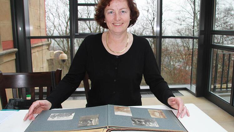 Renate Höpfinger hat  ein Fotoalbum aus dem Nachlass des Arztes Fritz Lamprecht nach Kloster Banz mitgebracht. Foto:  Matthias Einwag