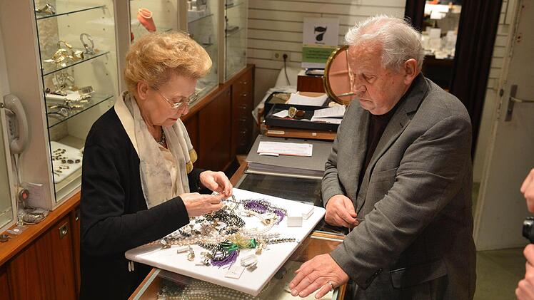 Der Tathergang legt nahe, dass es auch dieses Mal Profis waren, die in Bamberg zu Werke gingen. Juwelier Karl Erhardt und Gertrud Schmitt sortieren, was die Täter übrig ließen.