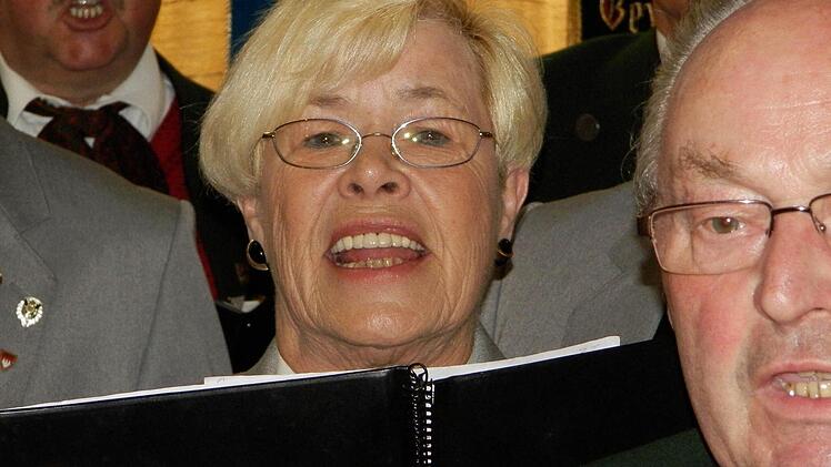 Rosi Eberlein ist die einzige Sängerin im Altenschönbacher Chor.