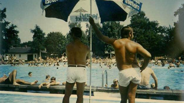 Zwei Bademeister im Stadionbad in den 70er Jahren