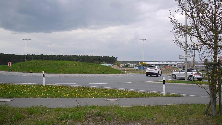 Aus dem grünen Hügel in der Mitte des Kreisels soll ein Blickfang am Ortseingang werden.  Foto: Pauline Lindner