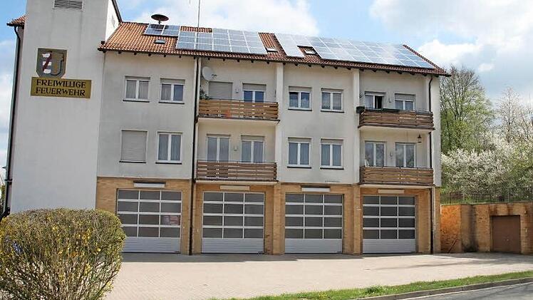 Um objektiv feststellen zu können, wie gemeindliche Feuerwehren technisch und personell ausgestattet werden müssen und ob die Hilfsfrist in allen Gemeindeteilen eingehalten werden kann, gibt es den Feuerwehrbedarfsplan. Bis zum 1. Januar 2016 soll auch für die Gemeinde Altenkunstadt ein solcher erstellt werden. Das Foto zeigt das Feuerwehrgerätehaus in Altenkunstadt.  Foto: Stephan Stöckel
