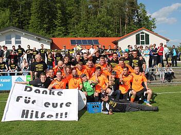 Einer für alle, alle für die Mannschaft: Beim TSV Wollbach stehen Team und Fans fest zusammen. Foto: Andreas Holzheimer