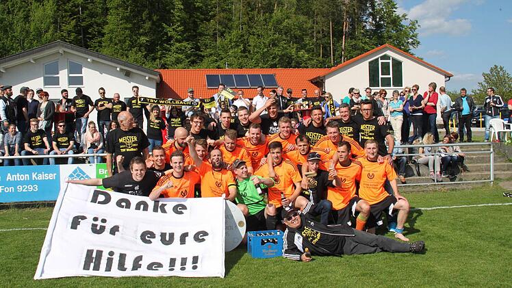 Einer für alle, alle für die Mannschaft: Beim TSV Wollbach stehen Team und Fans fest zusammen. Foto: Andreas Holzheimer