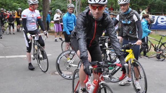 Die Regenjacke gehörte in diesem Jahr zur Pflichtausstattung für die Teilnehmer der fünften Radtourenfahrt des Rad-Clubs Herzogenaurach. Warme Getränke waren ebenfalls gefragt.