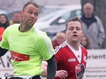 Einmal mehr war die Sprungkraft von André Meyer (links) - einer der besten Kopfballspieler in der Region - spielentscheidend. Der ehemalige Frohnlacher Regionalligaspieler erzielte nämlich per Kopf am Freitagabend das 2:1-Siegtor beim TSV Meeder. Jetzt können die hochgehandelten Sylvianer aus eigener Kraft den Aufstieg schaffen. - Unser Archivbild zeigt eine Szene aus dem Pokalspiel in Meeder mit Holger Klose.