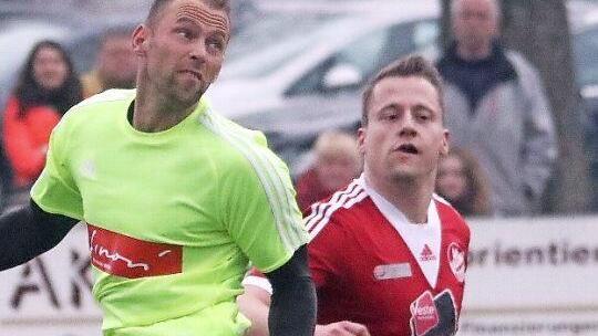 Einmal mehr war die Sprungkraft von André Meyer (links) - einer der besten Kopfballspieler in der Region - spielentscheidend. Der ehemalige Frohnlacher Regionalligaspieler erzielte nämlich per Kopf am Freitagabend das 2:1-Siegtor beim TSV Meeder. Jetzt können die hochgehandelten Sylvianer aus eigener Kraft den Aufstieg schaffen. - Unser Archivbild zeigt eine Szene aus dem Pokalspiel in Meeder mit Holger Klose.
