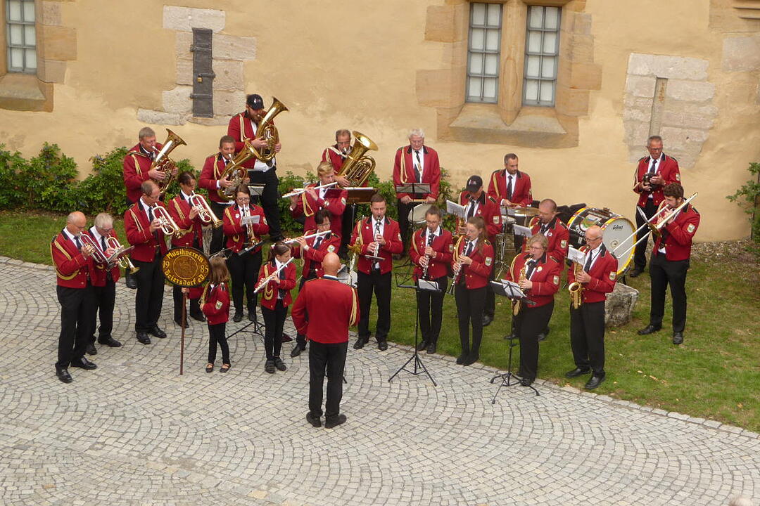Musikalische Untermalung aus dem Burghof