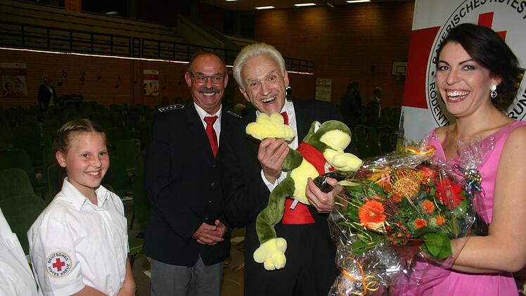 Blumen und einen Frosch überreichten Lena Schüppler und Bereitschaftsleiter Udo Hoppe an Orchesterleiter Johann Mösenbichler und Kerstin Eder als Dank für ein außergewöhnliches Konzert. Martin Rebhan