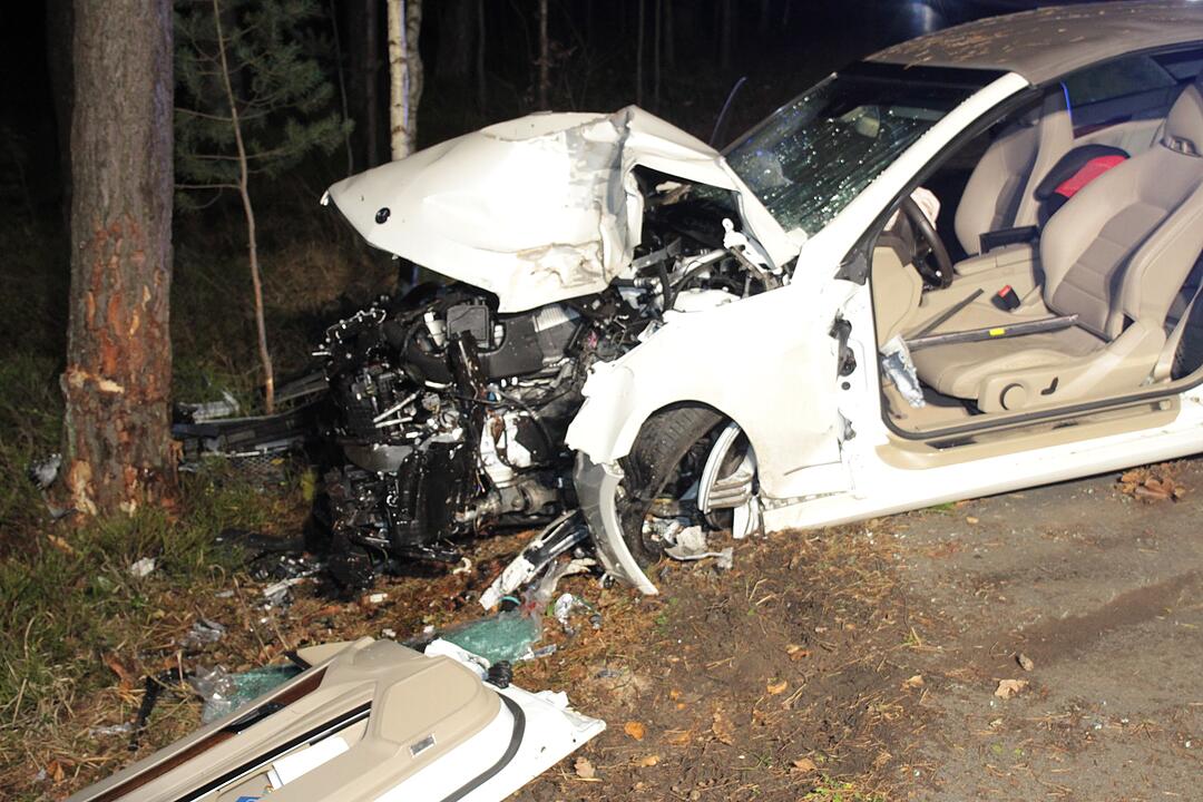Auto fährt im Landkreis Erlangen-Höchstadt gegen Baum