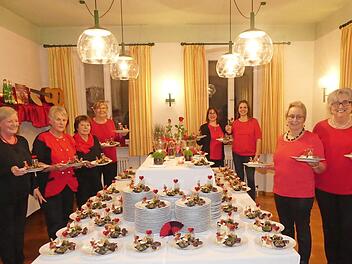 Es ist angerichtet: Das Dinnerteam verwöhnt seine Gäste mit Gaumenfreuden.  Foto: Paul Pöhlmann