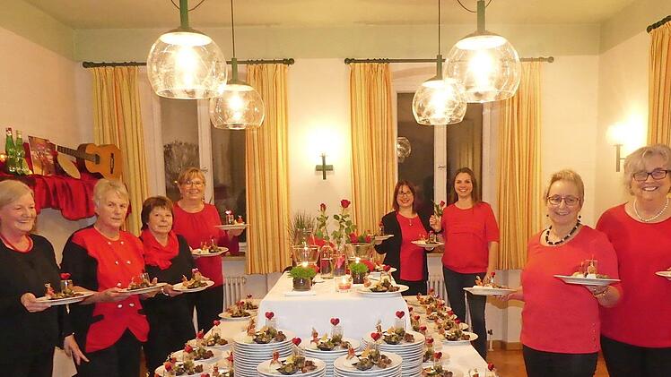 Es ist angerichtet: Das Dinnerteam verwöhnt seine Gäste mit Gaumenfreuden.  Foto: Paul Pöhlmann